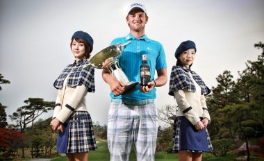 Bernd Wiesberger with the trophy and a bottle of Ballantine’s 2012 Championship Blend after winning the 2012 Ballantine’s Championship.
